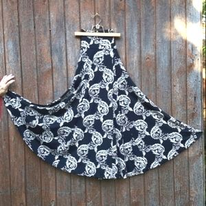 Full black & white skirt. XL Lapis.